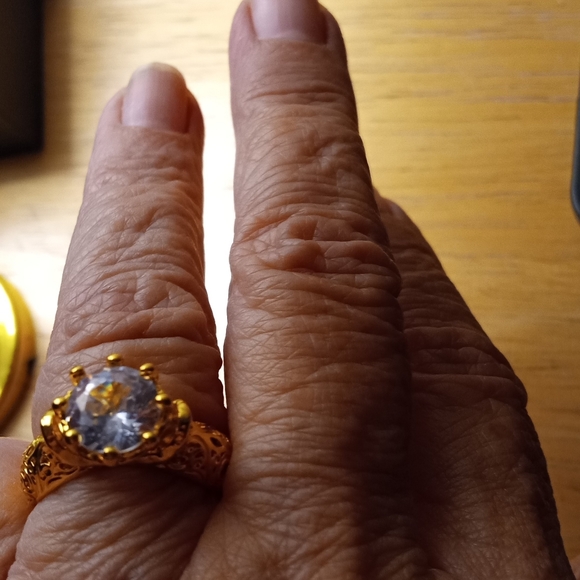 Beautiful Gold & Diamond Fashion Ring - Picture 3 of 5